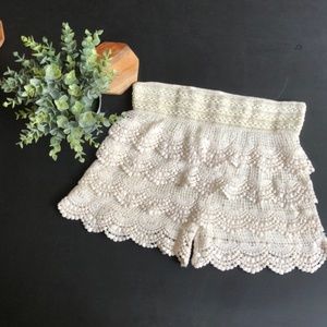 Solution detailed, beige fringe and ruffle shorts